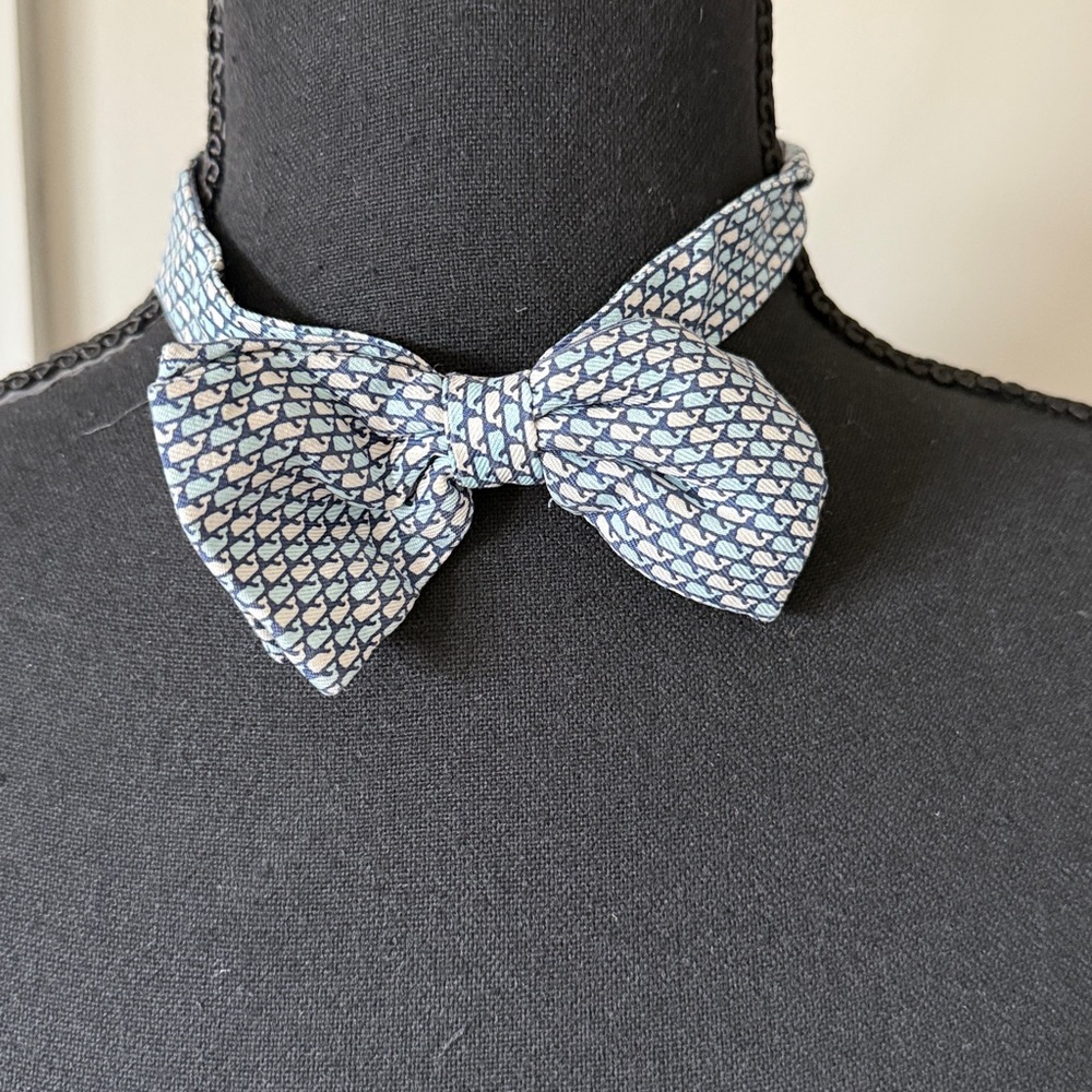 Vineyard Vines Navy and White Whale Pattern Bow Tie (Youth)